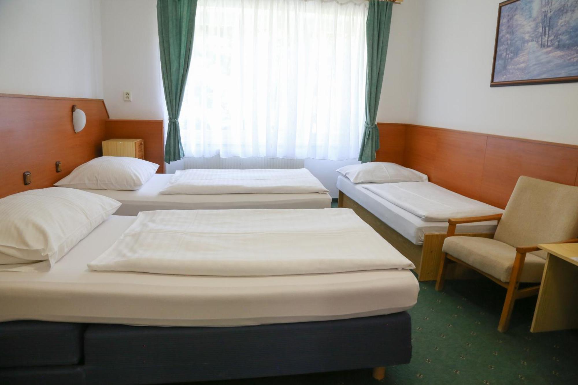 Sport Hotel Gejzirpark Karlovy Vary Bagian luar foto